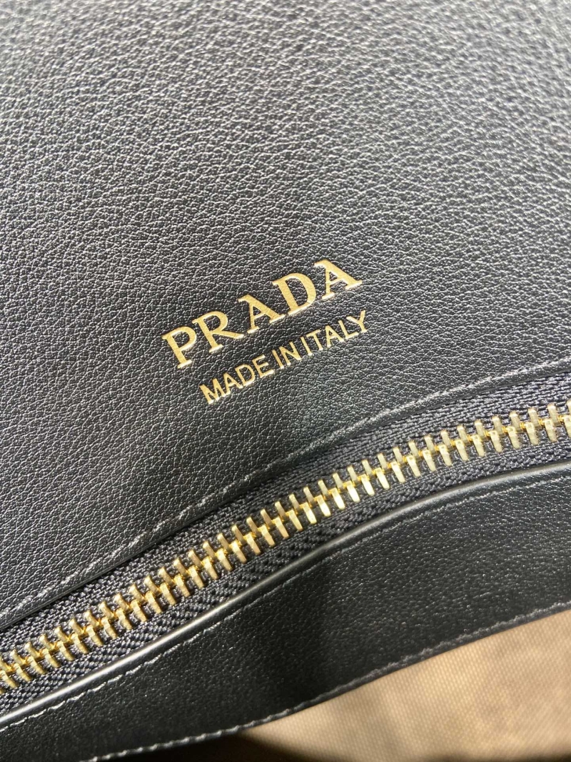 Pra*a tote bags